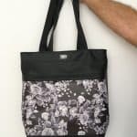 Rucksacktasche 4 in 1 – Kunstleder schwarz Rosen weiss/grau