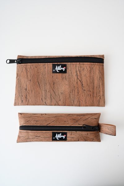 Flaches Etui aus Eco pelle Striche schwarz/braun