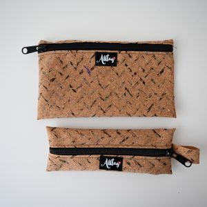 Flaches Etui aus Kork Striche