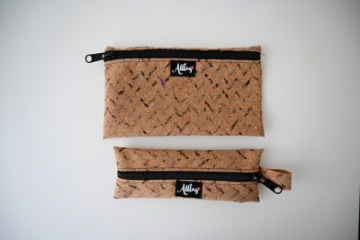 Flaches Etui aus Kork Striche