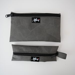 Flaches Etui aus Eco pelle mit Struktur grau