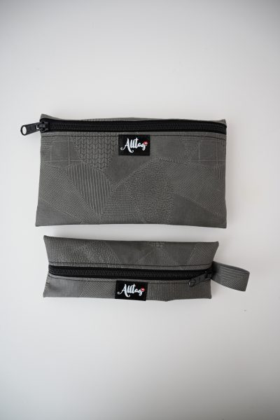 Flaches Etui aus Eco pelle mit Struktur grau