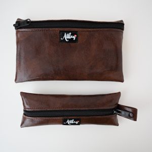 Flaches Etui aus Eco pelle dunkelbraun glanz