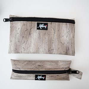 Flaches Etui aus Eco pelle Striche beige/anthrazit
