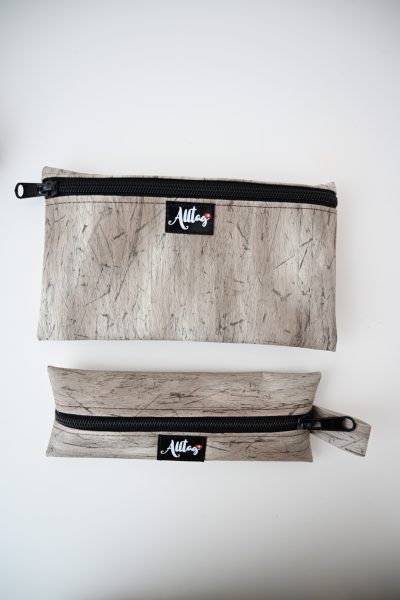 Flaches Etui aus Eco pelle Striche beige/anthrazit
