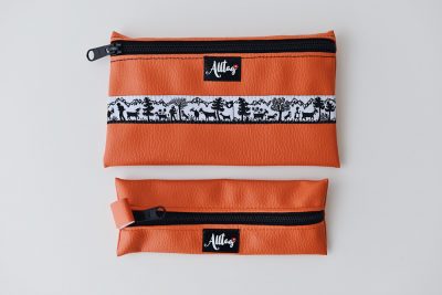 Flaches Etui aus Kunstleder orange mit Webband