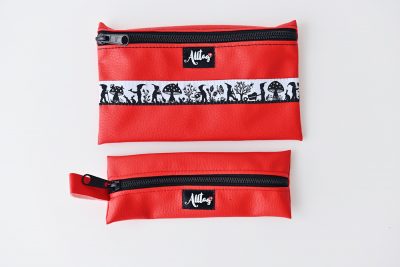 Flaches Etui aus Kunstleder rot mit Webband
