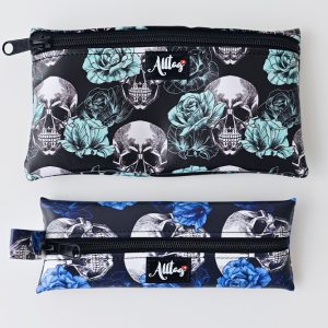 Flaches Etui aus Kunstleder Totenkopf mint oder blau
