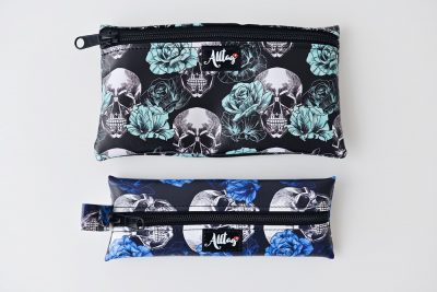 Flaches Etui aus Kunstleder Totenkopf mint oder blau