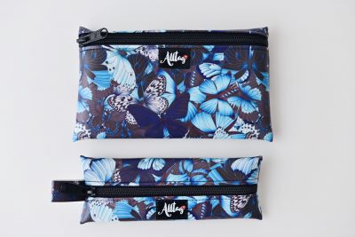 Flaches Etui aus Kunstleder Schmetterlinge blau