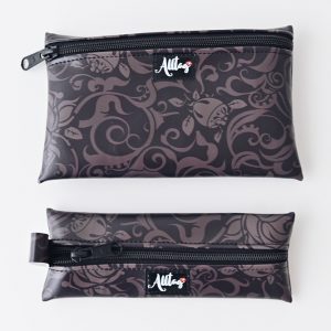 Flaches Etui aus Kunstleder Blumen braun/schwarz