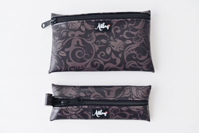 Flaches Etui aus Kunstleder Blumen braun/schwarz