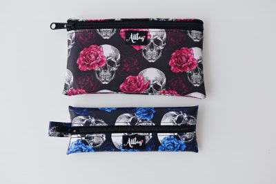 Flaches Etui aus Kunstleder Totenkopf pink oder blau