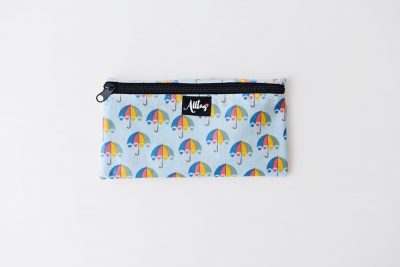 Flaches Etui aus Wachstuch Schirme bunt