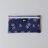 Flaches Etui aus Wachstuch blau mit Blumen rosa