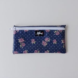 Flaches Etui aus Wachstuch blau mit Blumen rosa