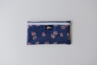 Flaches Etui aus Wachstuch blau mit Blumen rosa