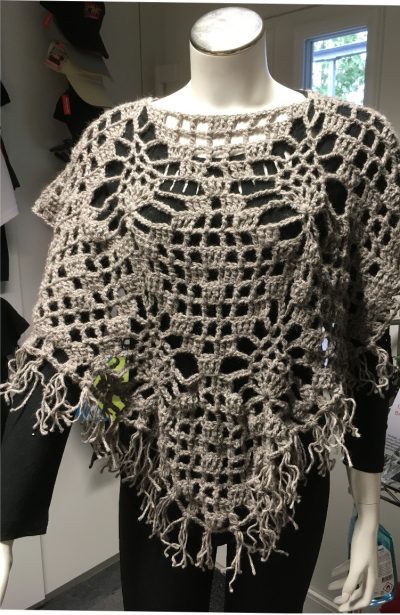 handgehäkelter PONCHO aus 100% AlpakaWOLLE