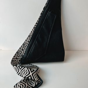 Slingbag Ernie Kunstleder Prägeblumen schwarz