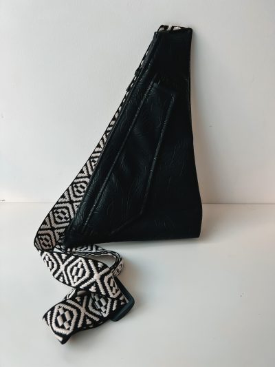 Slingbag Ernie Kunstleder Prägeblumen schwarz