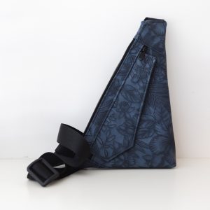 Slingbag Ernie Kunstleder Prägeblumen denimblau