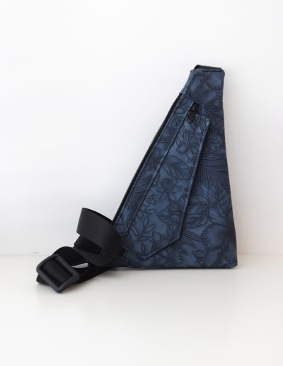 Slingbag Ernie Kunstleder Prägeblumen denimblau